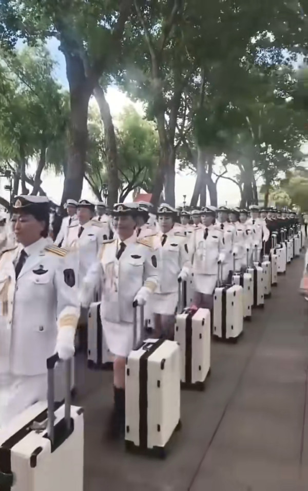 有片！內地「大媽大叔暴走團」現身維港 微博網民狠批：影響整個內地人形象 