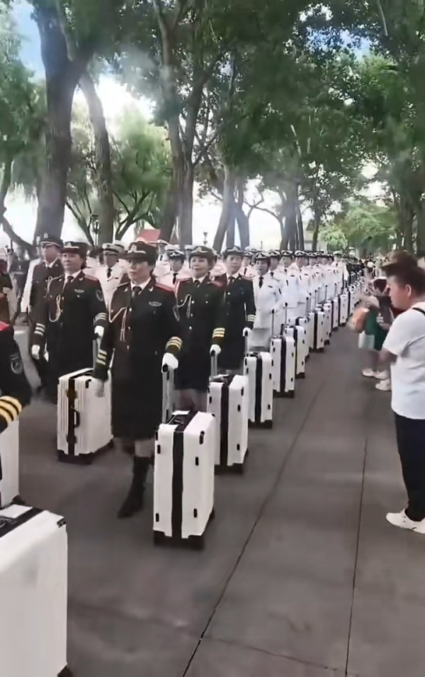 有片！內地「大媽大叔暴走團」現身維港 微博網民狠批：影響整個內地人形象 