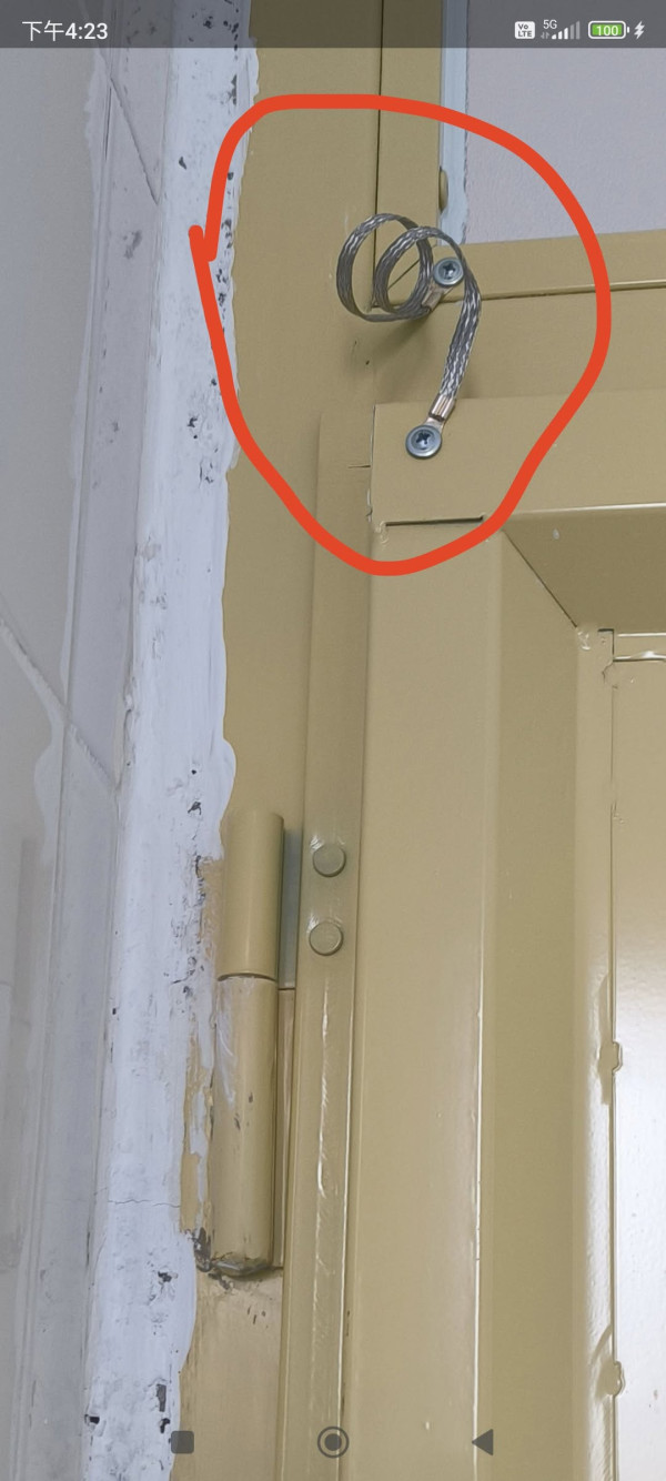 舊公屋廁所鐵門驚現離奇鋼線。圖片來源：Facebook@香港公營房屋討論區