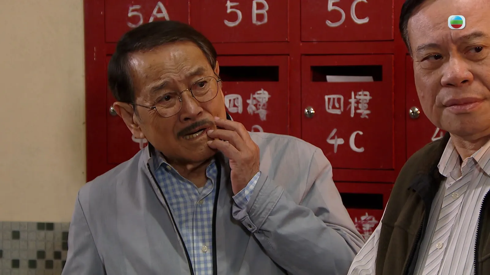 網民即時留言解釋，指圈出的鋼線其實是俗稱「水線」的接地線。圖片來源：劇集示意圖