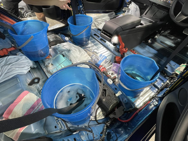 Tesla Model 3 地台直達電池慘遭「噴泉式」嘔吐淹沒 洗車店揭 $18000 天價清潔費背後