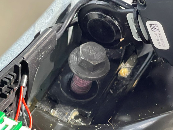 Tesla Model 3 地台直達電池慘遭「噴泉式」嘔吐淹沒 洗車店揭 $18000 天價清潔費背後