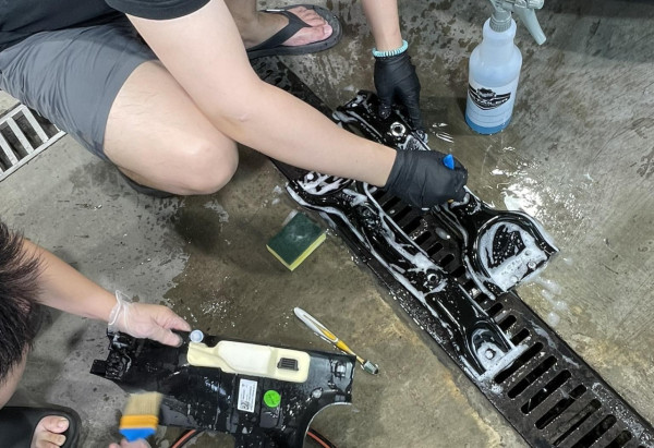 Tesla Model 3 地台直達電池慘遭「噴泉式」嘔吐淹沒 洗車店揭 $18000 天價清潔費背後