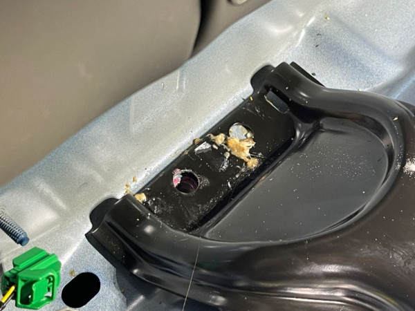 Tesla Model 3 地台直達電池慘遭「噴泉式」嘔吐淹沒 洗車店揭 $18000 天價清潔費背後