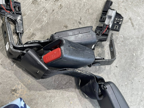 Tesla Model 3 地台直達電池慘遭「噴泉式」嘔吐淹沒 洗車店揭 $18000 天價清潔費背後