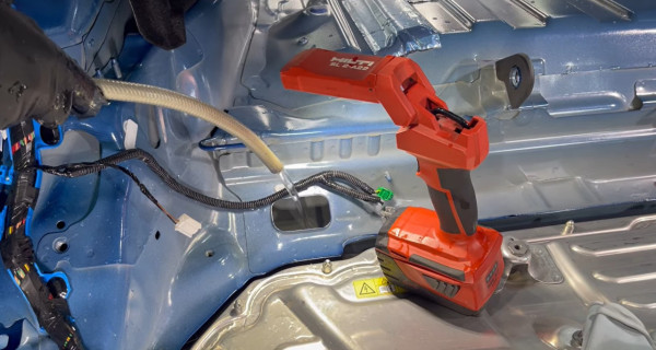 Tesla Model 3 地台直達電池慘遭「噴泉式」嘔吐淹沒 洗車店揭 $18000 天價清潔費背後