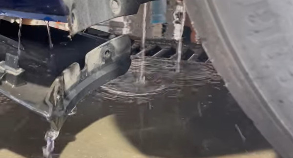 Tesla Model 3 地台直達電池慘遭「噴泉式」嘔吐淹沒 洗車店揭 $18000 天價清潔費背後
