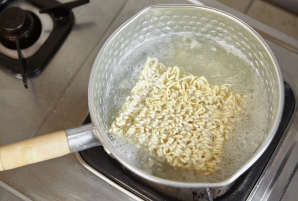 煮麵烚菜水秒變神級去污劑！專家揭隱藏用法／1步驟K.O.碗盤油污、通水管堵塞