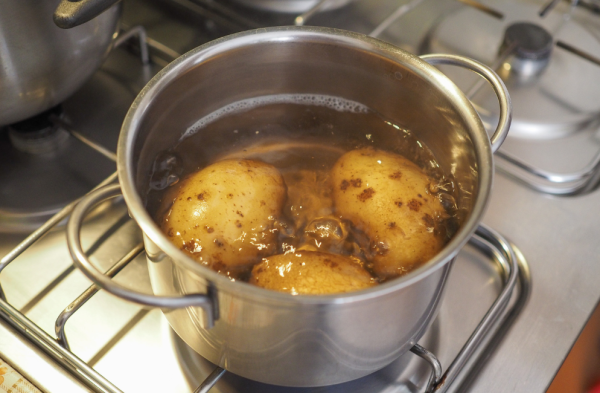 煮麵烚菜水秒變神級去污劑！專家揭隱藏用法／1步驟K.O.碗盤油污、通水管堵塞