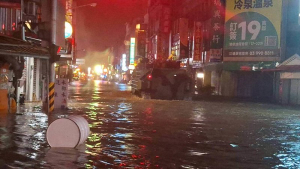 颱風鳳凰影響香港台灣10航班取消！豪雨灌爆溫泉酒店停車場汽車沒頂 