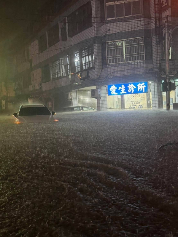 颱風鳳凰影響香港台灣10航班取消！豪雨灌爆溫泉酒店停車場汽車沒頂 