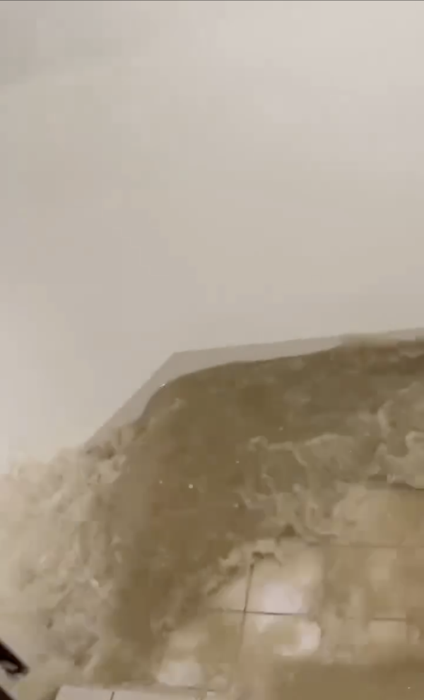 颱風鳳凰影響香港台灣10航班取消！豪雨灌爆溫泉酒店停車場汽車沒頂 