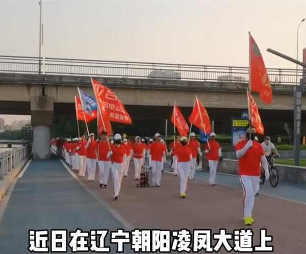 內地「暴走團」大媽大叔強勢攻港！西九音樂步操惹側目！知情人驚揭早有惡名