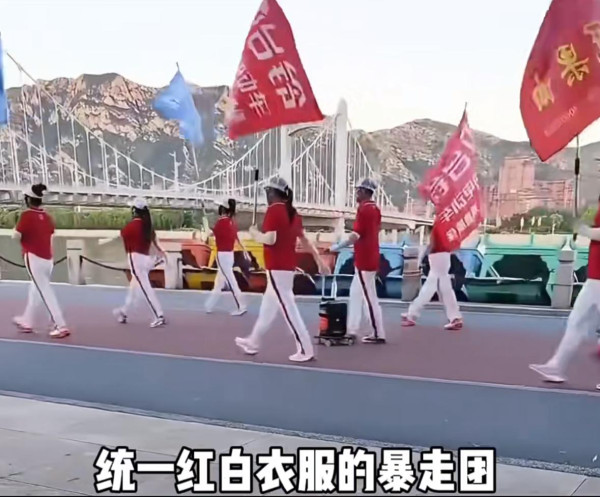 內地「暴走團」大媽大叔強勢攻港！西九音樂步操惹側目！知情人驚揭早有惡名