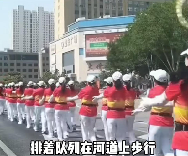 內地「暴走團」大媽大叔強勢攻港！西九音樂步操惹側目！知情人驚揭早有惡名