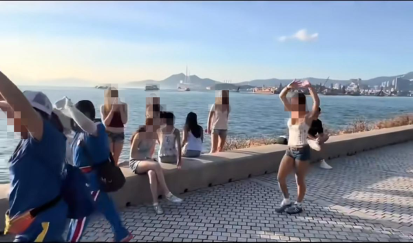 內地「暴走團」大媽大叔強勢攻港！西九音樂步操惹側目！知情人驚揭早有惡名