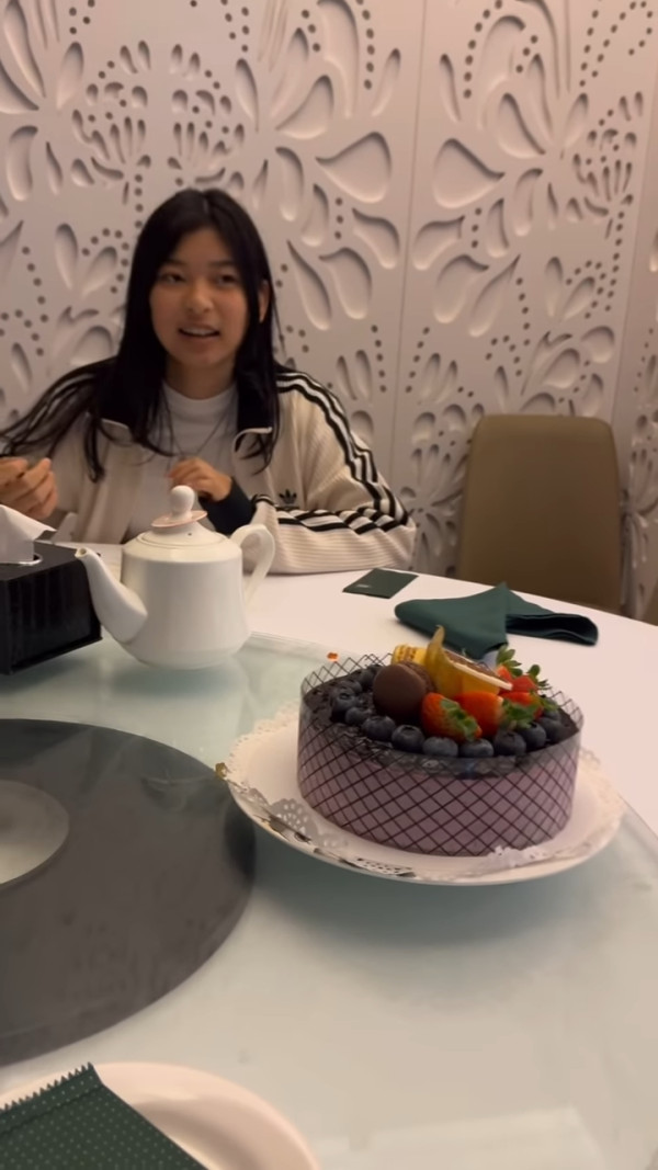 楊卓娜16歲親生女豹豹近照曝光亭亭玉立！身形高䠷氣質超絕愈大愈似媽媽