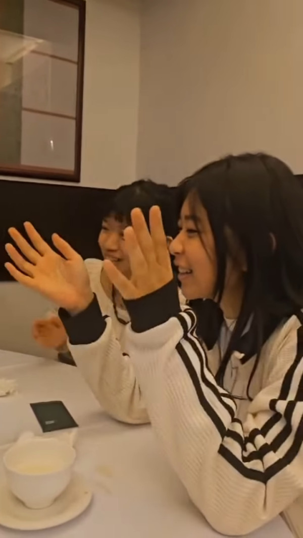 楊卓娜16歲親生女豹豹近照曝光亭亭玉立！身形高䠷氣質超絕愈大愈似媽媽