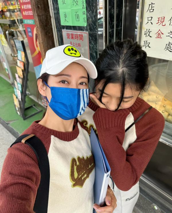 楊卓娜16歲親生女豹豹近照曝光亭亭玉立！身形高䠷氣質超絕愈大愈似媽媽