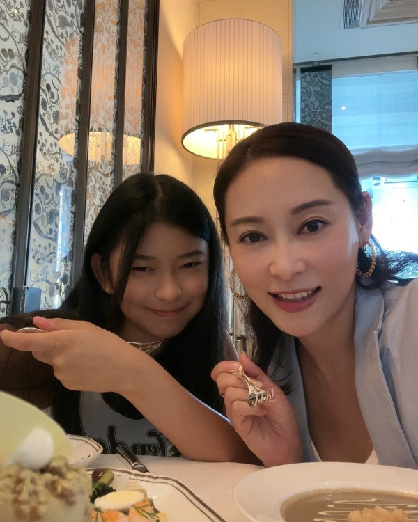 楊卓娜16歲親生女豹豹近照曝光亭亭玉立！身形高䠷氣質超絕愈大愈似媽媽