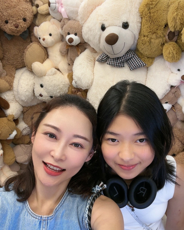 楊卓娜16歲親生女豹豹近照曝光亭亭玉立！身形高䠷氣質超絕愈大愈似媽媽
