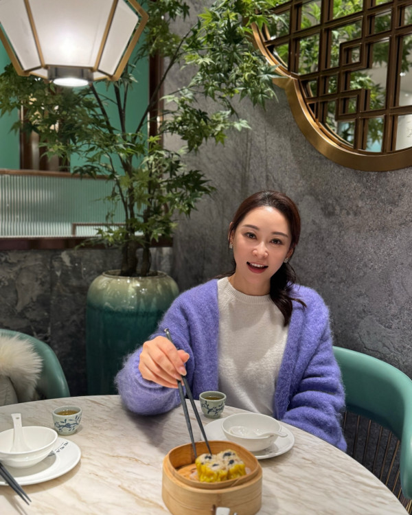 楊卓娜16歲親生女豹豹近照曝光亭亭玉立！身形高䠷氣質超絕愈大愈似媽媽