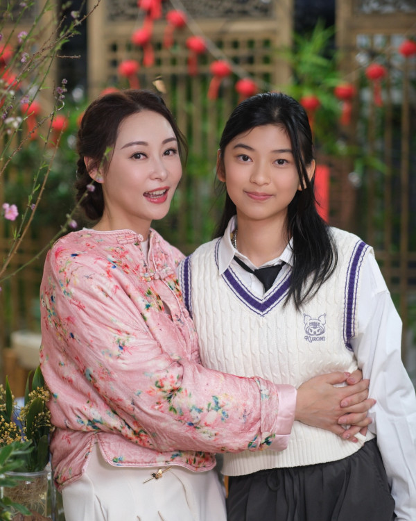 楊卓娜16歲親生女豹豹近照曝光亭亭玉立！身形高䠷氣質超絕愈大愈似媽媽