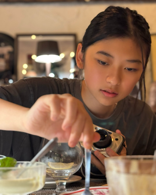 楊卓娜16歲親生女豹豹近照曝光亭亭玉立！身形高䠷氣質超絕愈大愈似媽媽