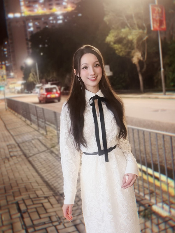 女神海兒街頭大解放S級白滑身材！大露背直落臀部轉身畫面震撼眼球