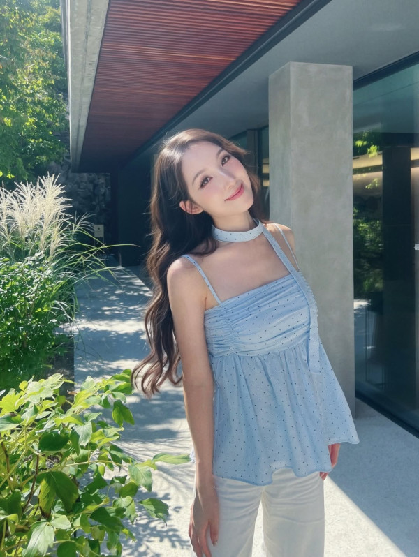 女神海兒街頭大解放S級白滑身材！大露背直落臀部轉身畫面震撼眼球