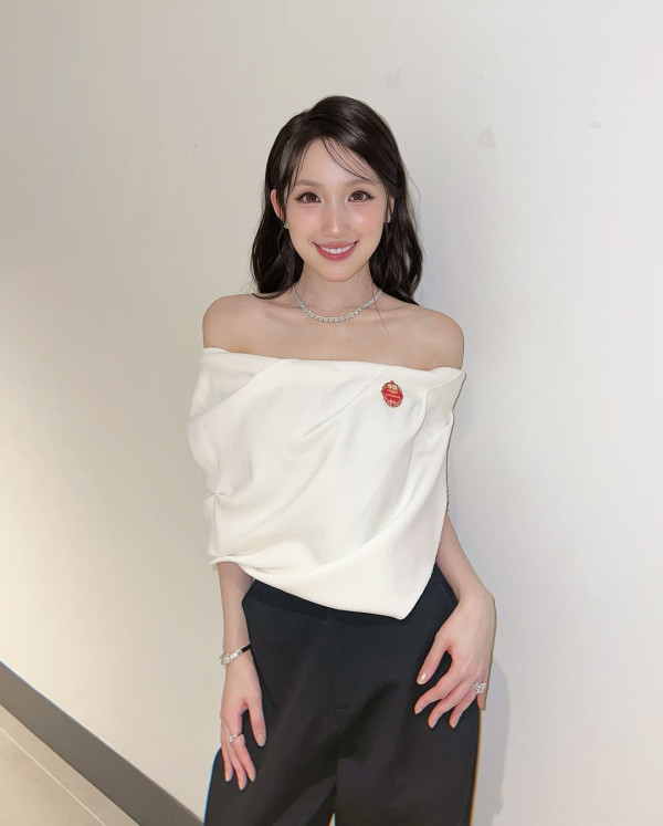 女神海兒街頭大解放S級白滑身材！大露背直落臀部轉身畫面震撼眼球