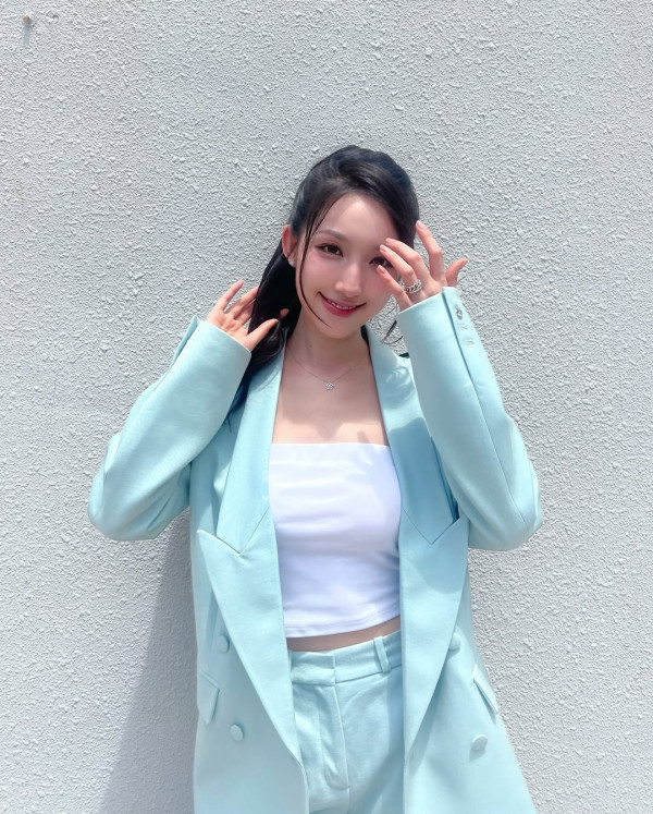 女神海兒街頭大解放S級白滑身材！大露背直落臀部轉身畫面震撼眼球