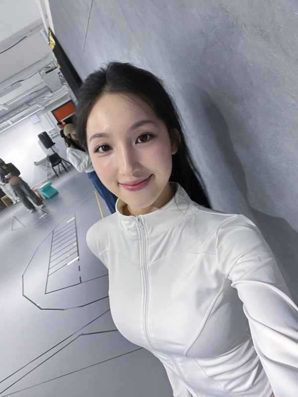 女神海兒街頭大解放S級白滑身材！大露背直落臀部轉身畫面震撼眼球