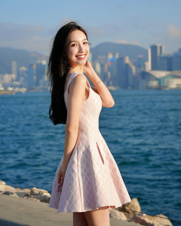 女神海兒街頭大解放S級白滑身材！大露背直落臀部轉身畫面震撼眼球