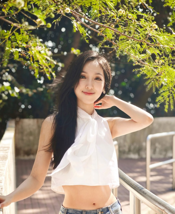 女神海兒街頭大解放S級白滑身材！大露背直落臀部轉身畫面震撼眼球