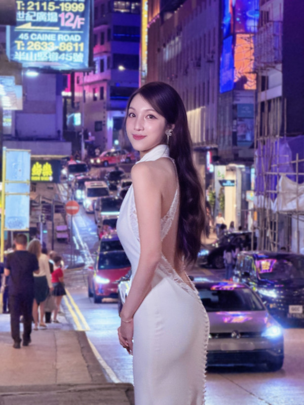 女神海兒街頭大解放S級白滑身材！大露背直落臀部轉身畫面震撼眼球