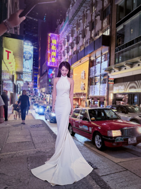 女神海兒街頭大解放S級白滑身材！大露背直落臀部轉身畫面震撼眼球