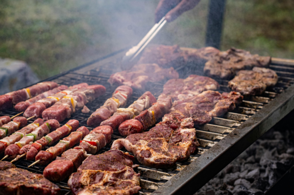 健康謠言破解！多喝骨頭湯能補鈣？左側睡會壓心臟？拆解11大常見健康謬誤