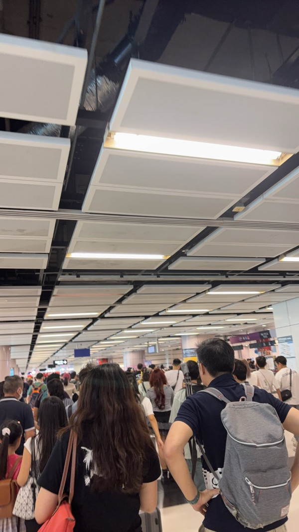 港女親歷港鐵逃票新招 內地客尾隨咁樣出閘？乘客鬧爆無恥「乜你咁都得呀」