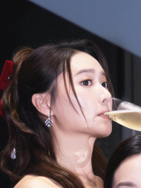 戴祖儀白色低胸戰衣首映放送福利 超高衩驚艷全場獲網民狂讚：索腿天后