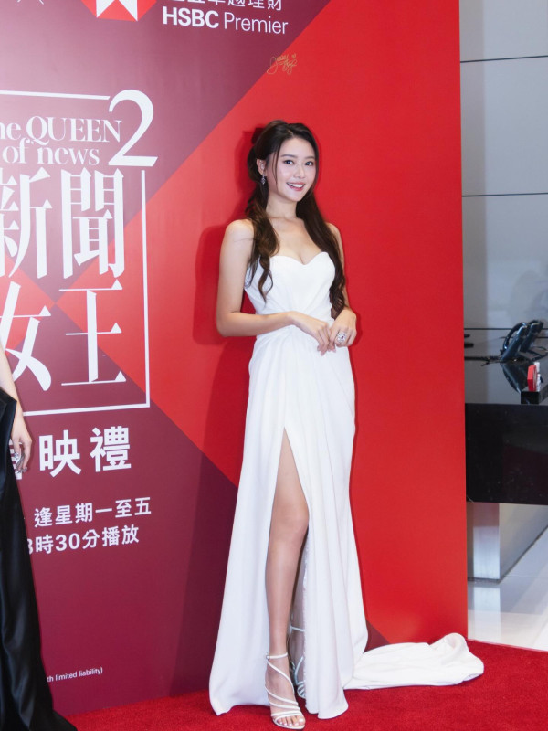 戴祖儀白色低胸戰衣首映放送福利 超高衩驚艷全場獲網民狂讚：索腿天后