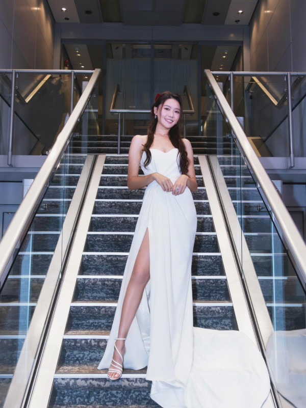 戴祖儀白色低胸戰衣首映放送福利 超高衩驚艷全場獲網民狂讚：索腿天后