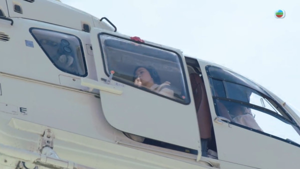 新聞女王2｜佘詩曼搏命演出坐直升機高空開門拍攝 花絮曝光八層樓高示範專業演員極致