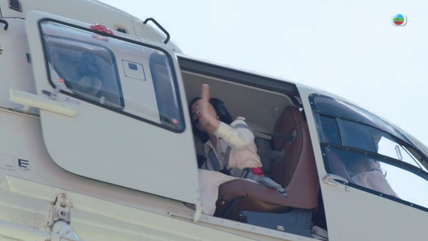 新聞女王2｜佘詩曼搏命演出坐直升機高空開門拍攝 花絮曝光八層樓高示範專業演員極致