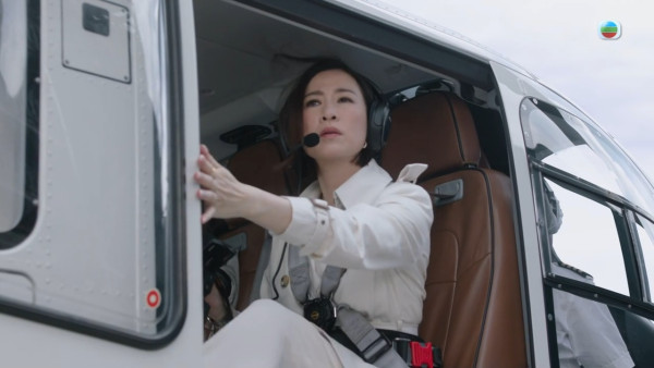 新聞女王2｜佘詩曼搏命演出坐直升機高空開門拍攝 花絮曝光八層樓高示範專業演員極致