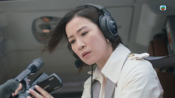 新聞女王2｜佘詩曼搏命演出坐直升機高空開門拍攝 花絮曝光八層樓高示範專業演員極致