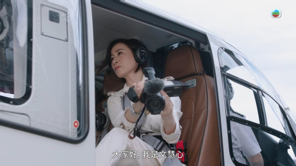 新聞女王2｜佘詩曼搏命演出坐直升機高空開門拍攝 花絮曝光八層樓高示範專業演員極致