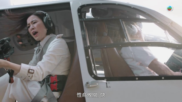 新聞女王2｜佘詩曼搏命演出坐直升機高空開門拍攝 花絮曝光八層樓高示範專業演員極致