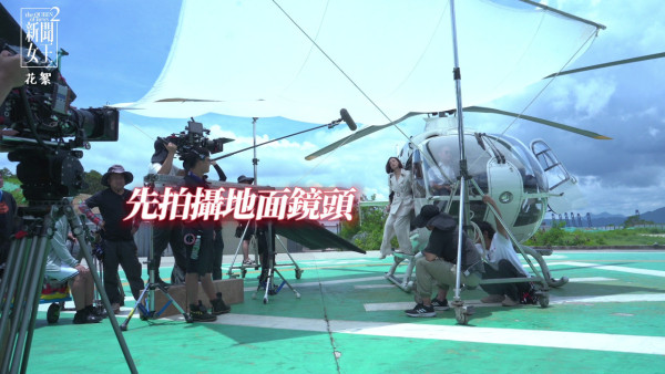 新聞女王2｜佘詩曼搏命演出坐直升機高空開門拍攝 花絮曝光八層樓高示範專業演員極致