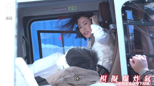 新聞女王2｜佘詩曼搏命演出坐直升機高空開門拍攝 花絮曝光八層樓高示範專業演員極致